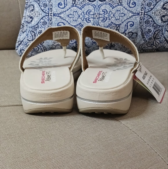 Skechers Relaxed Fit sandals natural NWT - Picture 9 of 12